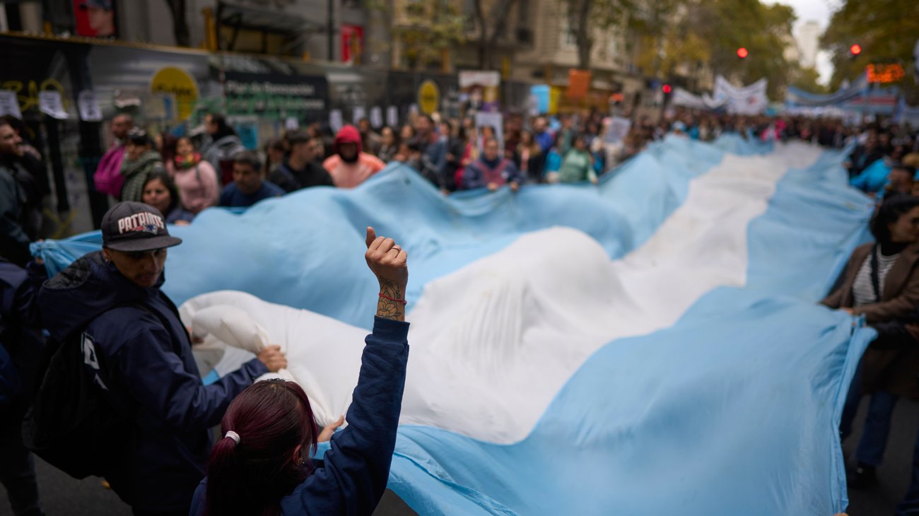 Denuncian crisis sanitaria mediante protestas en Argentina