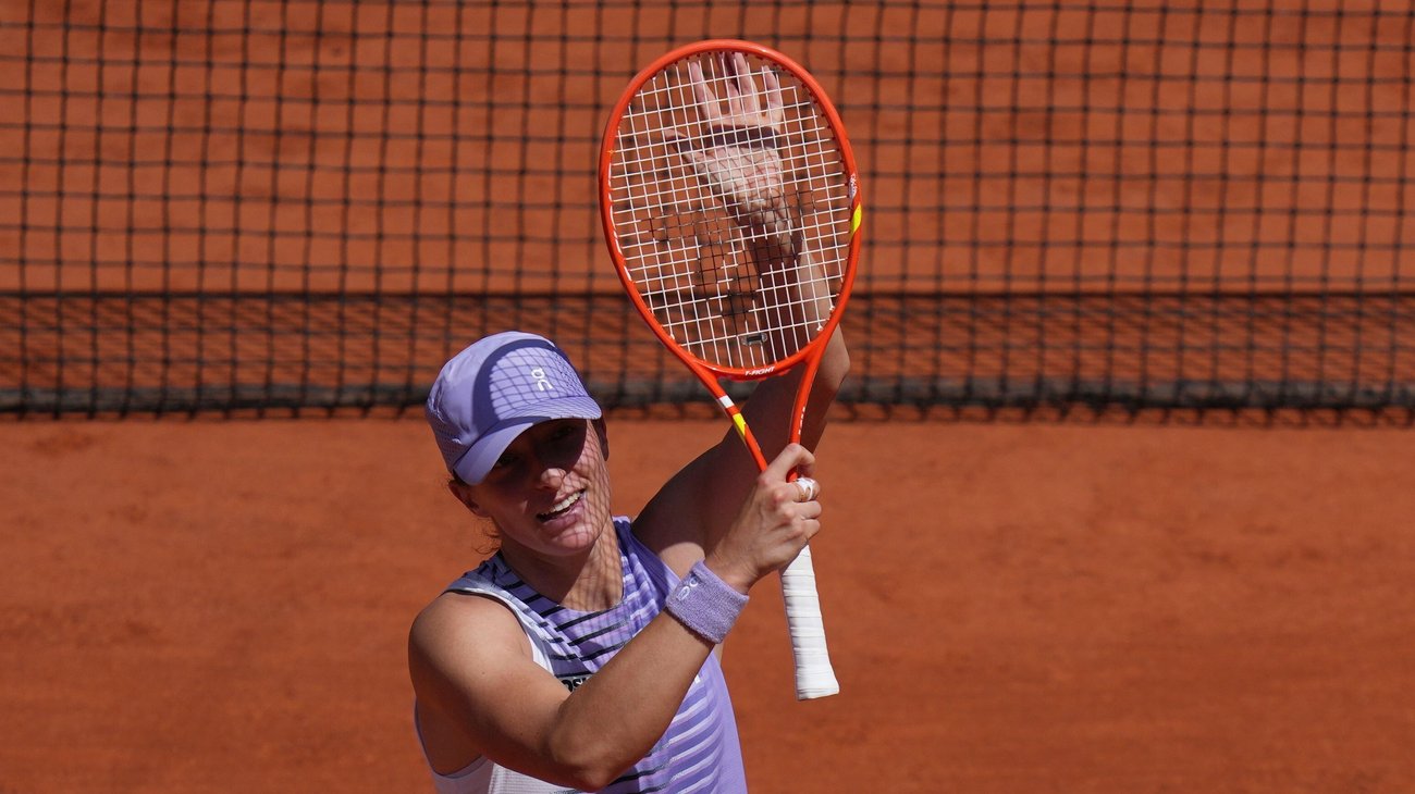 Swiatek avanza en Roland Garros sin confiarse
