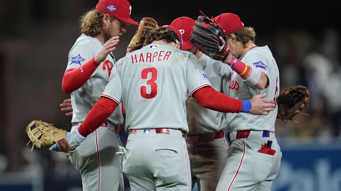 Filis vence 4-3 a Padres con jonrones de Harper Realmuto y Turner