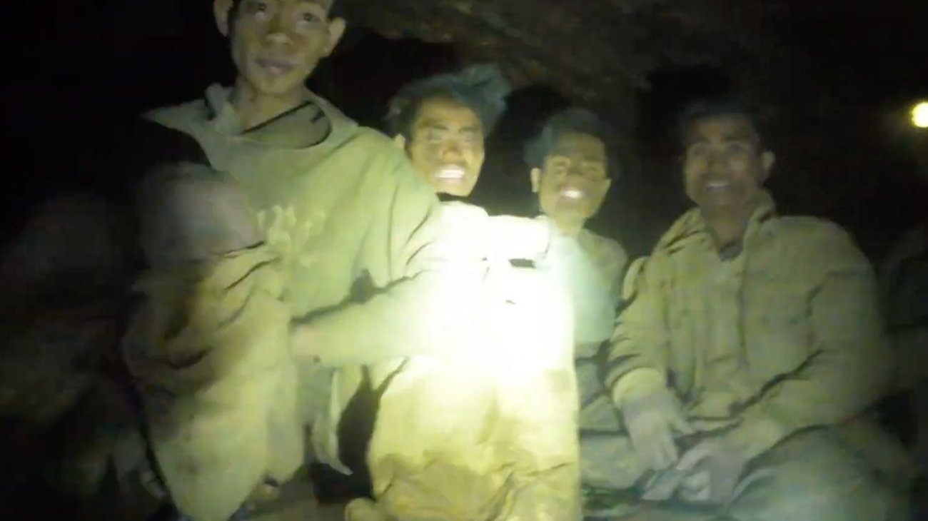 Rescatan a mineros atrapados durante diez días en cueva de Laos