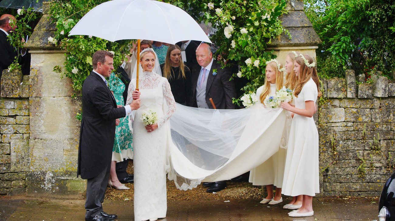 Asisten Carlos III y la familia real a la boda de Peter Phillips