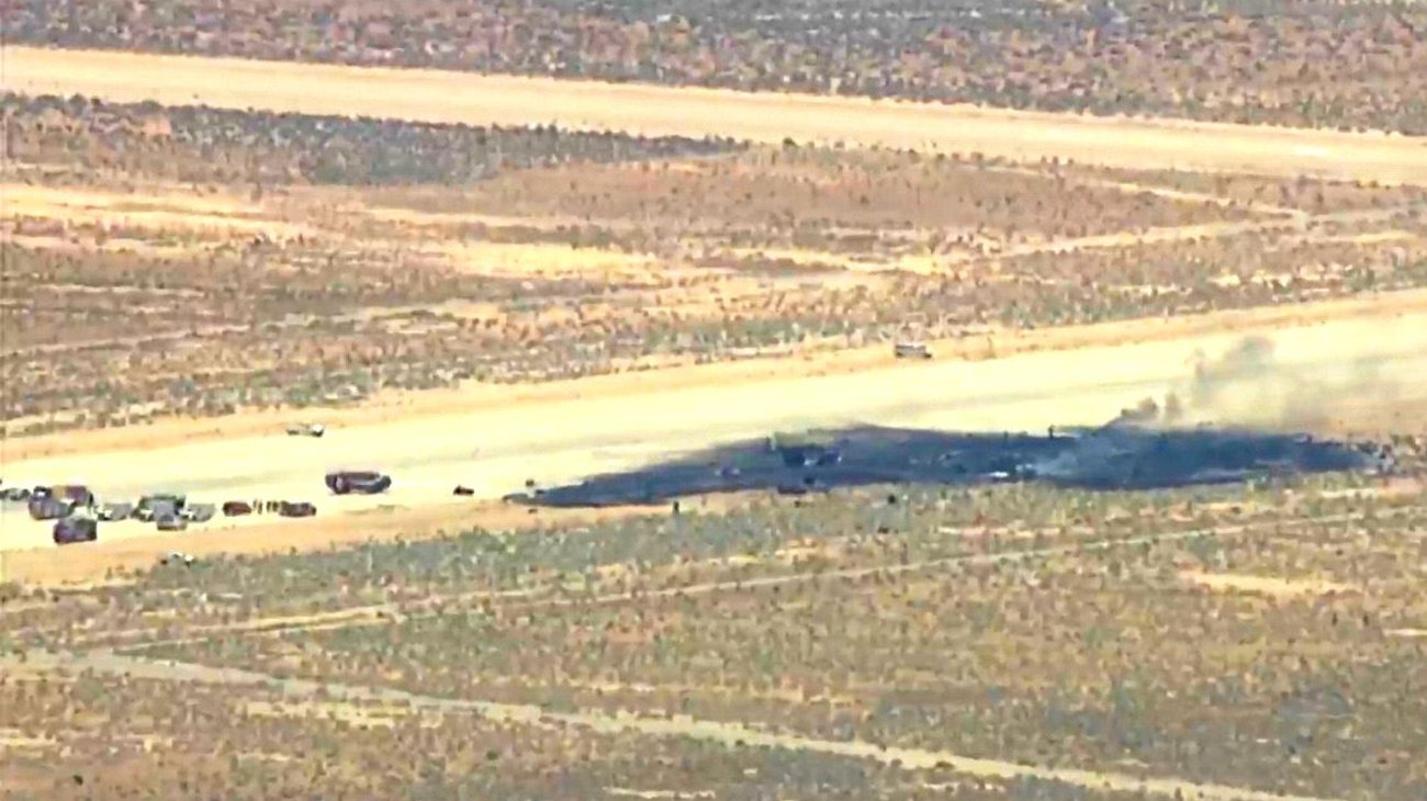 Mueren ocho personas tras caída de bombardero B-52 en California