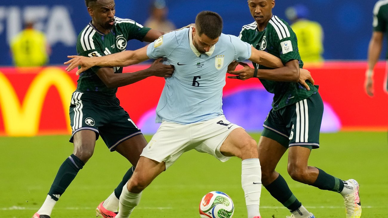 Uruguay y Arabia reparten puntos en su debut mundialista