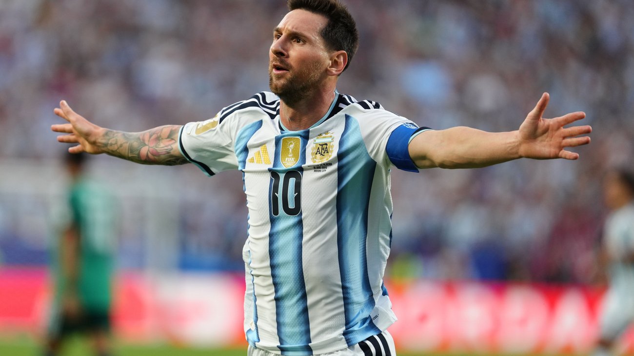 Messi firma un hat-trick y Argentina arrasa a Argelia