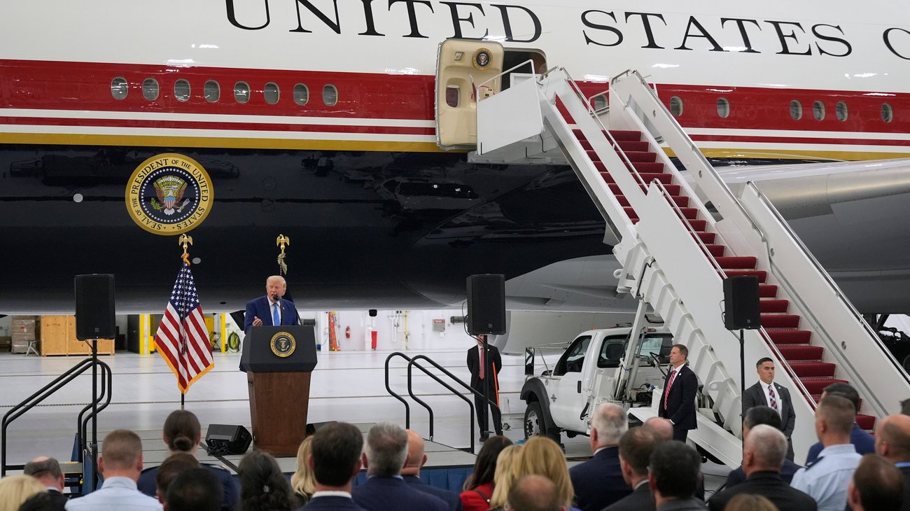 Donald Trump presenta el nuevo Air Force One con diseño renovado