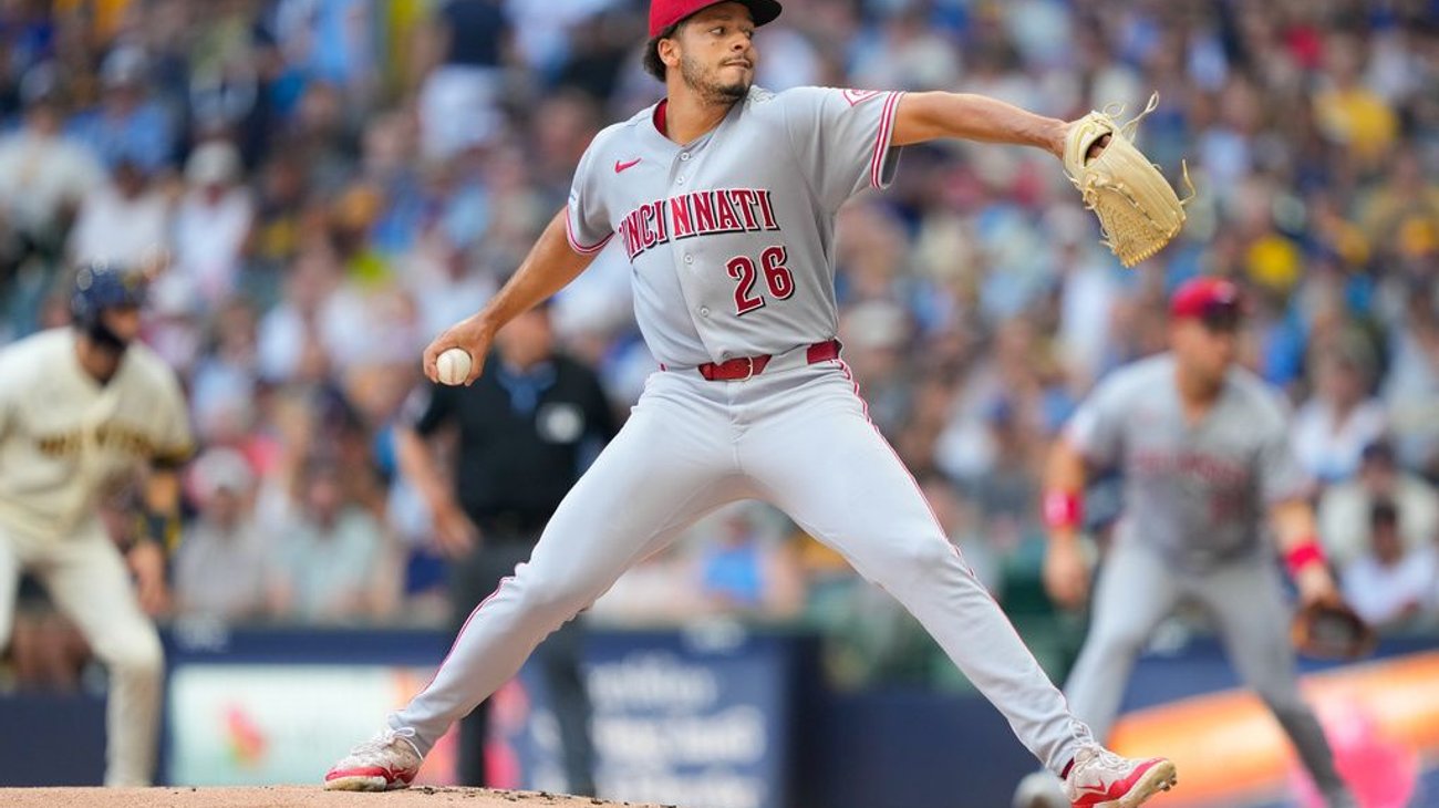 Rojos vencen a Cerveceros con sólida labor de Chase Burns