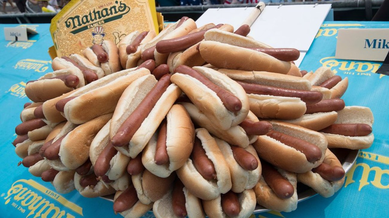 Celebra los 250 años de EUA con su concurso anual de hot dogs