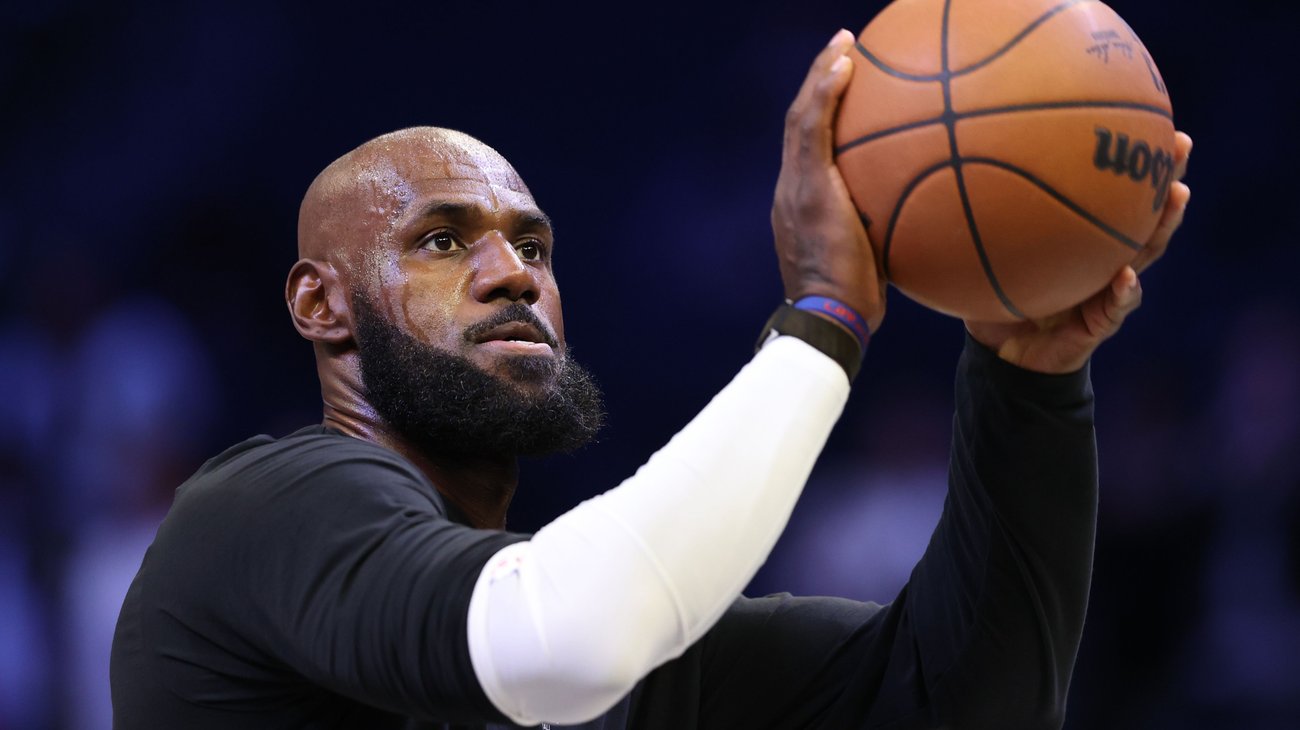 LeBron James inicia su etapa con los 76ers ante los Nets
