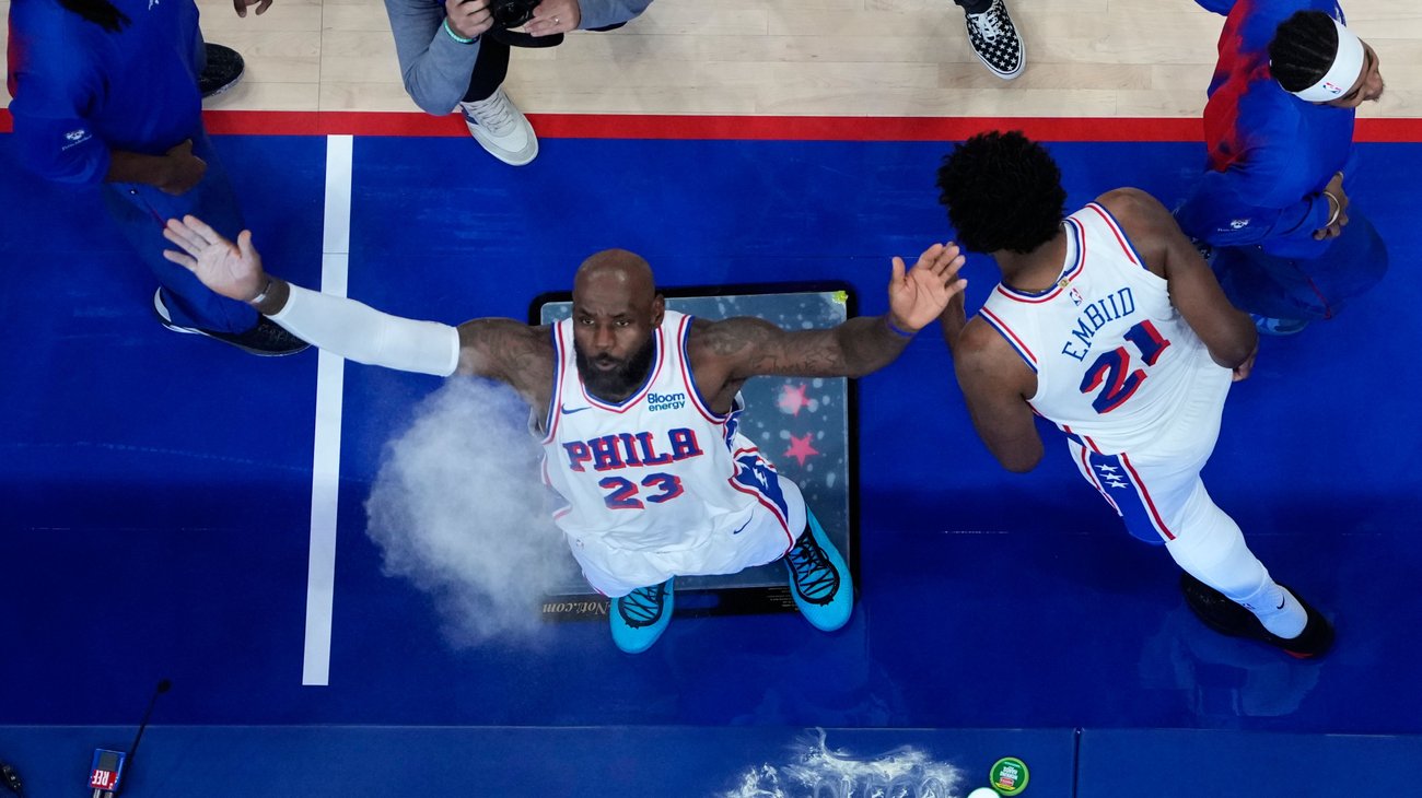 LeBron James conquista a Filadelfia en su debut con los 76ers
