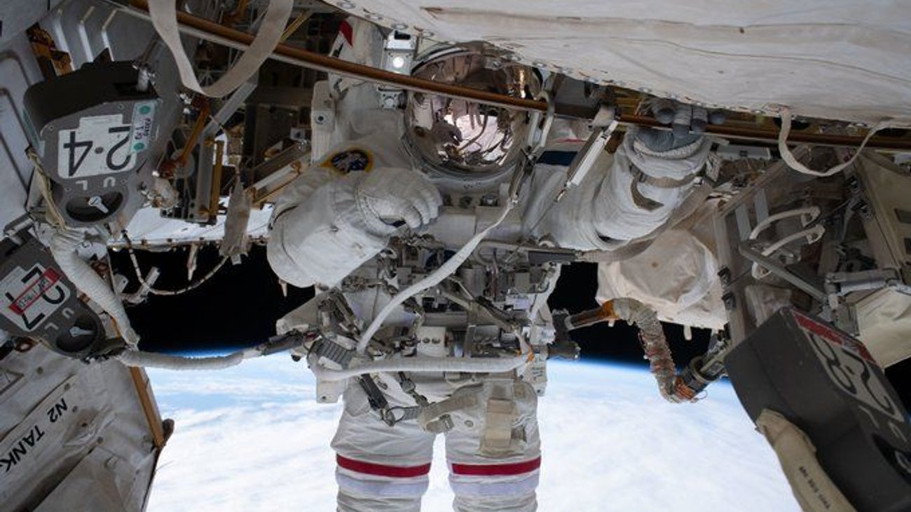 Dos astronautas salen al espacio a instalar panel solar en la EEI