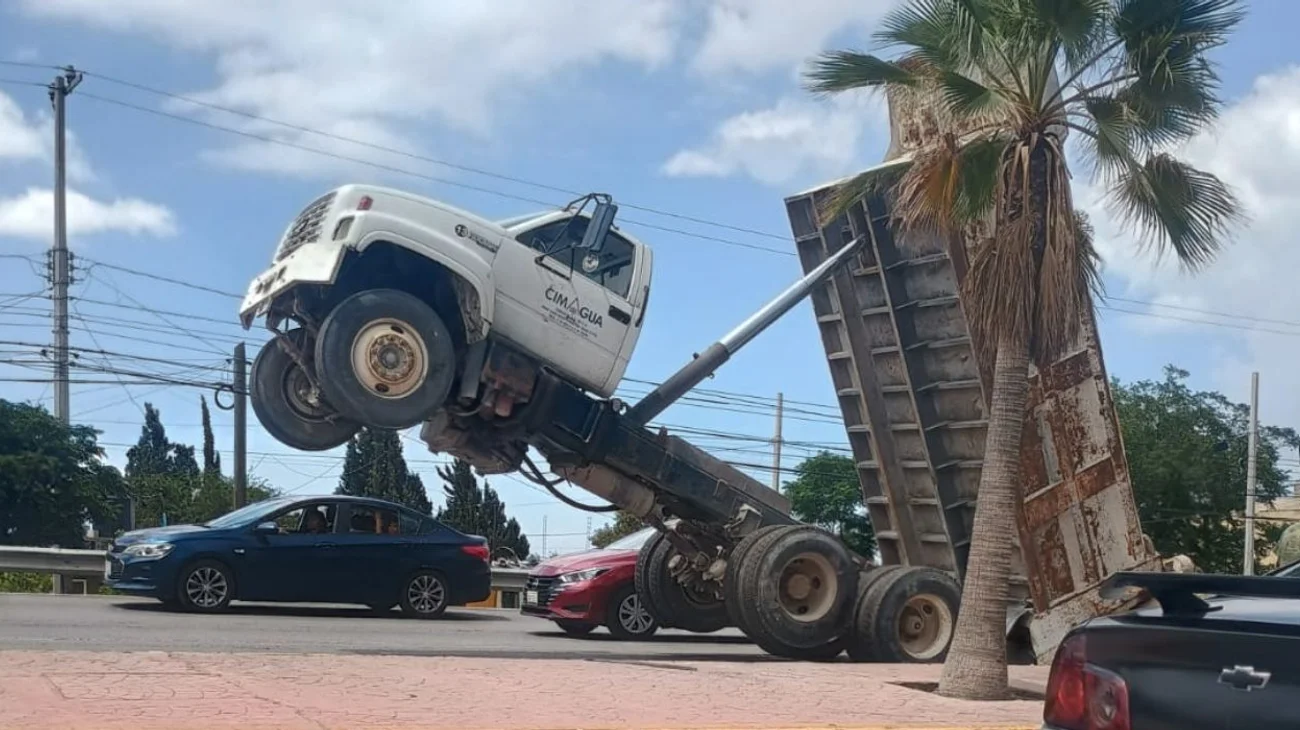 A camión Torton le gana la carga y genera expectación