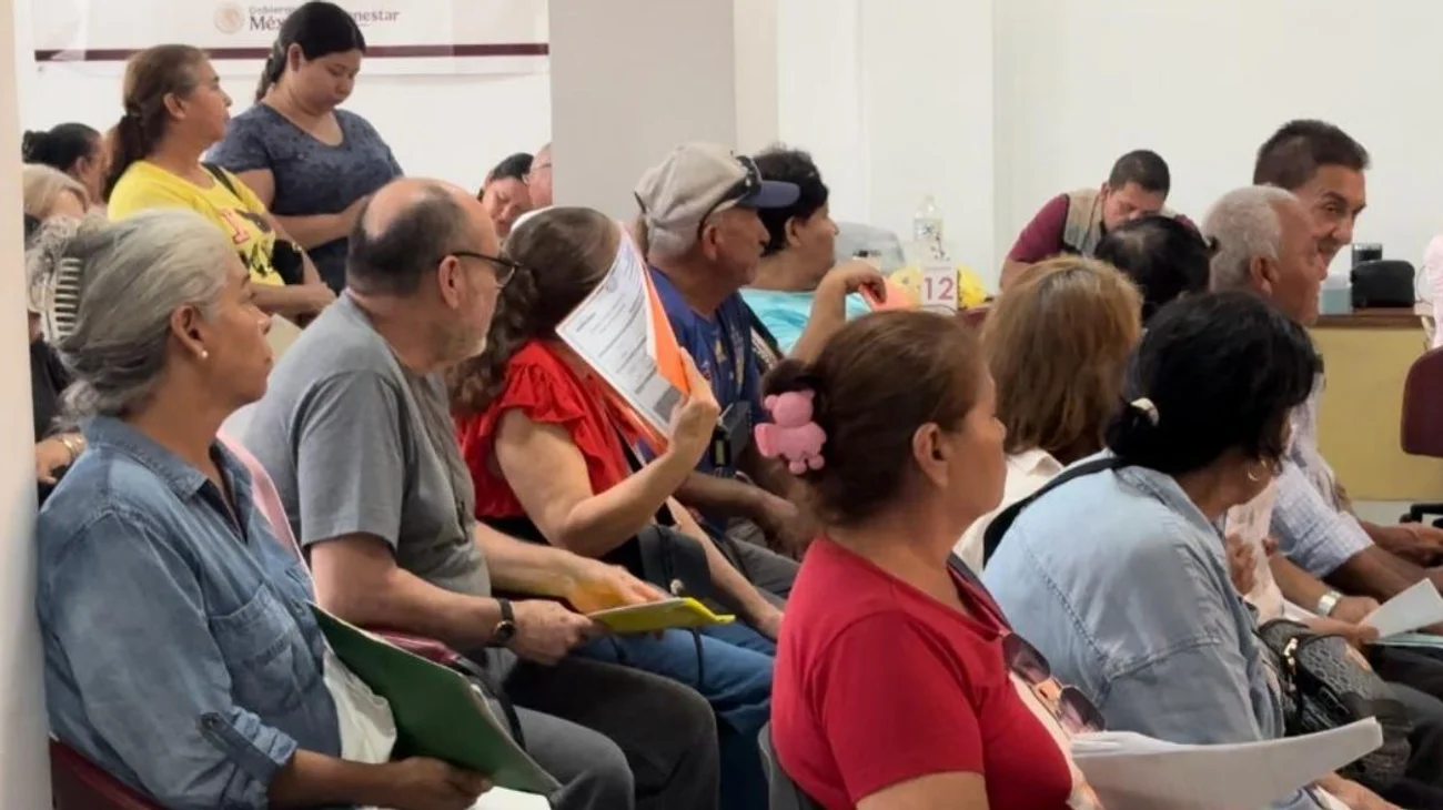 Abuelitos hacen trámite en oficina sin aire acondicionado