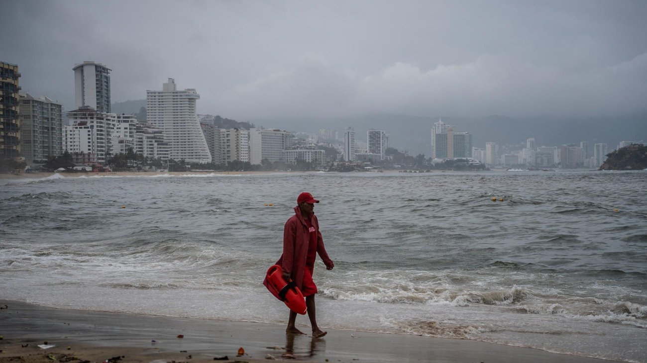 Huracán Polo provoca compras masivas y fuerte lluvia en Acapulco