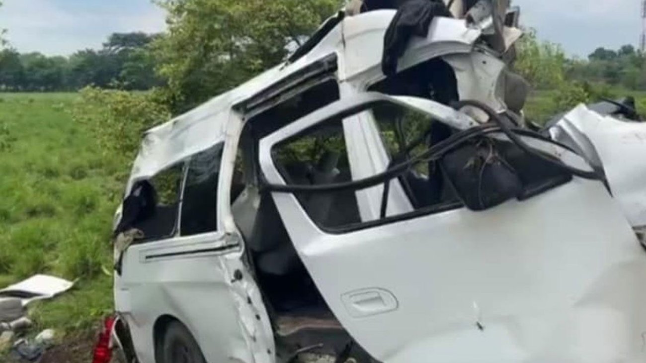 Camioneta choca contra árbol en Tabasco; mueren 5 migrantes