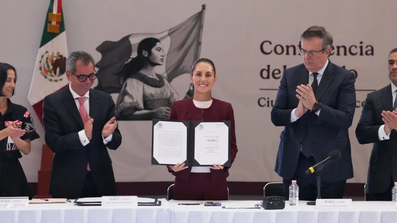 Acuerda Sheinbaum precio de la canasta básica en $910 pesos