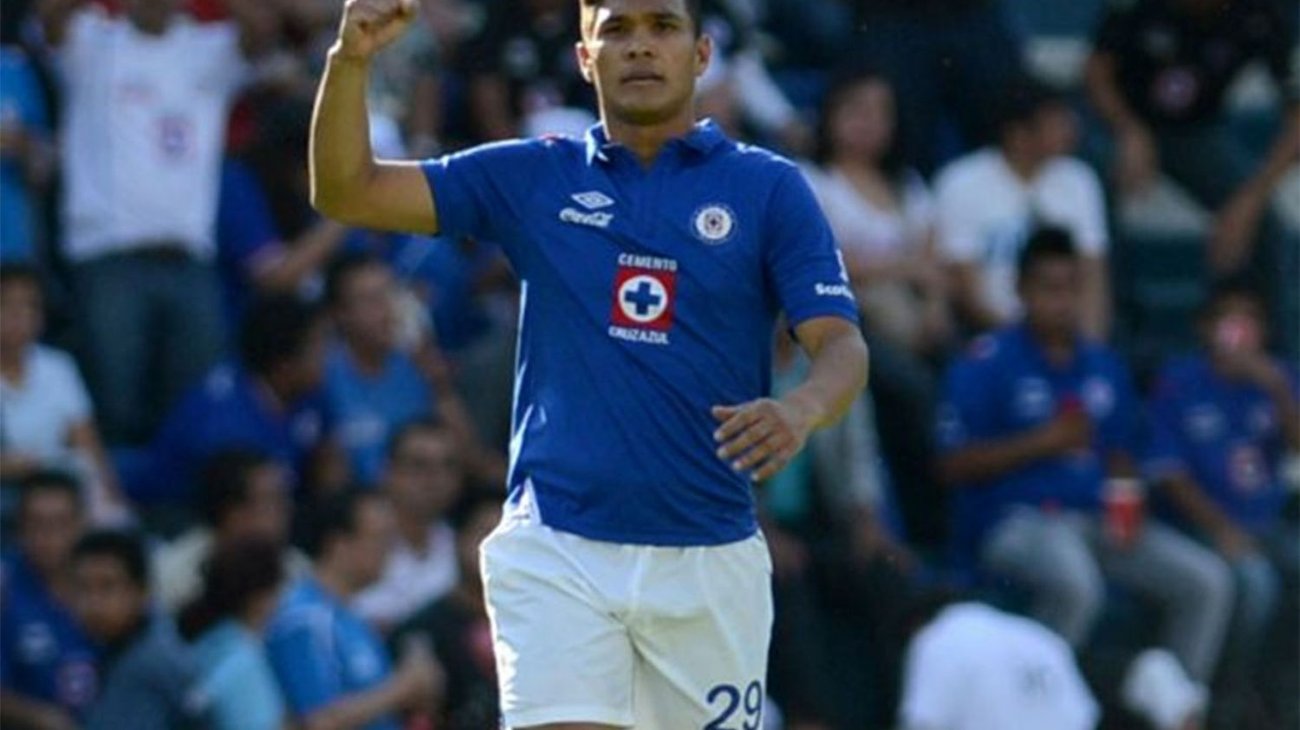 Mujer acusa a exjugador de Cruz Azul de manosearla en juego