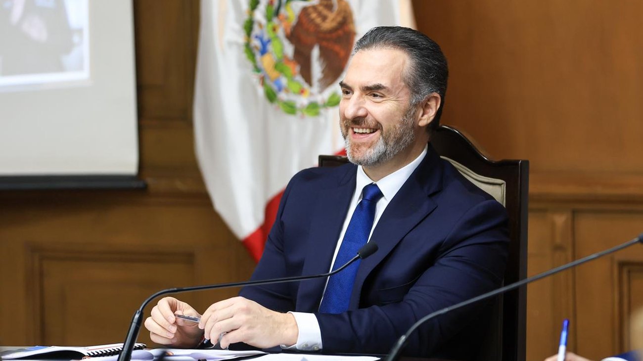Entrega Adrián de la Garza medalla 'Guardianes de Monterrey 2025'