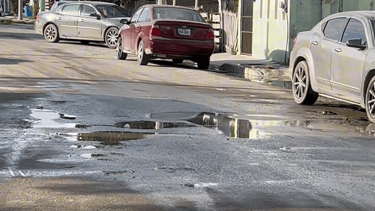 Calles de Las Brisas registran estancamiento de aguas residuales