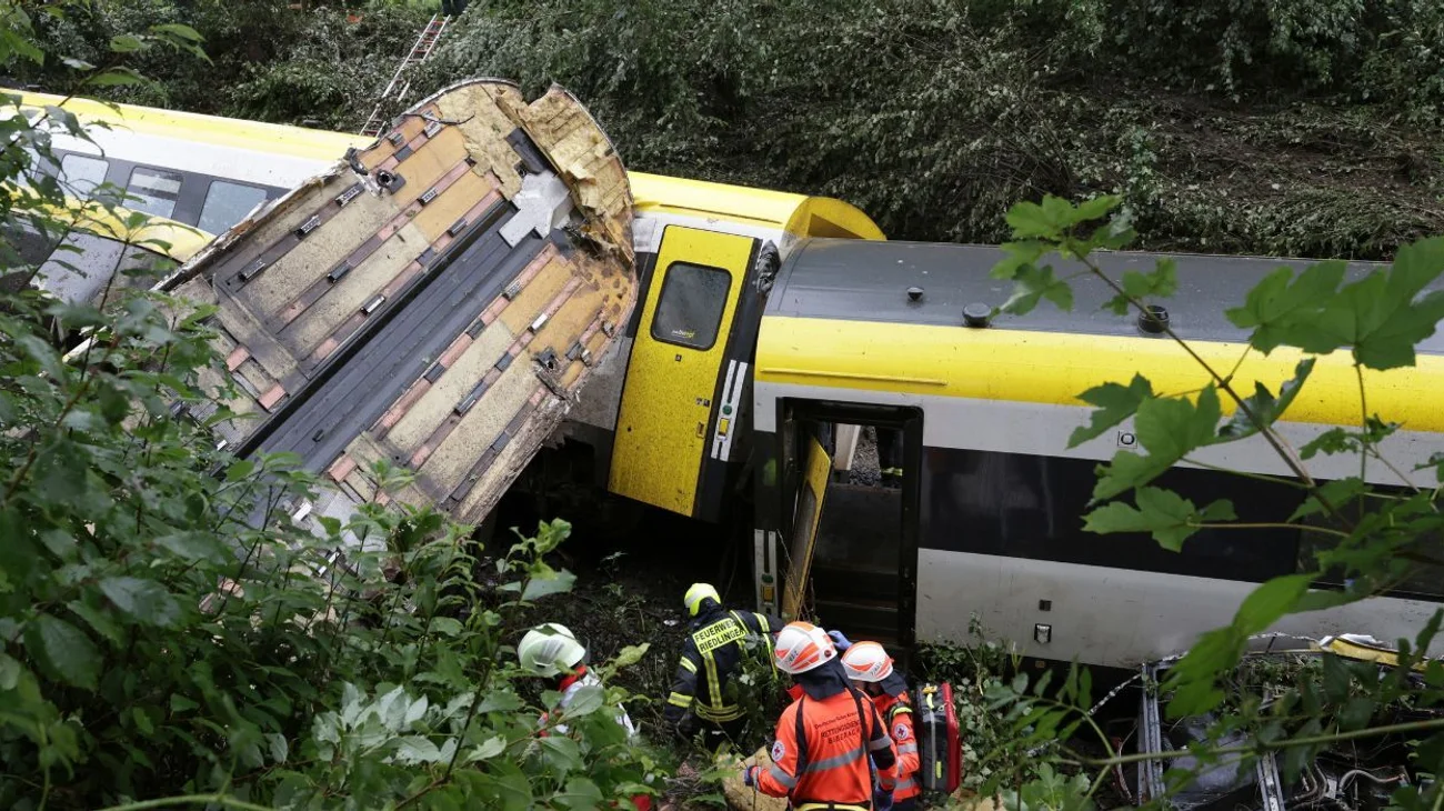 Al_menos_tres_muertos_por_descarrilamiento_de_tren_en_Alemania_00193c57f5
