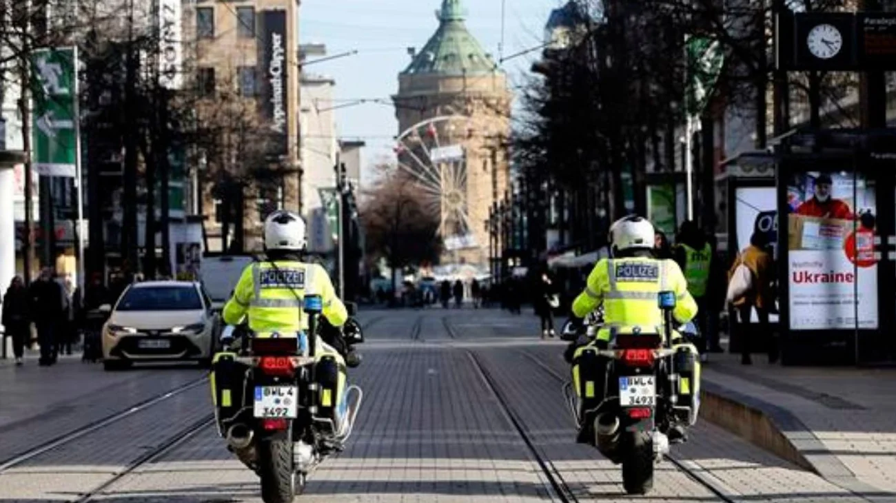 Ataca a su esposa prendiéndole fuego en una tranvía en Alemania