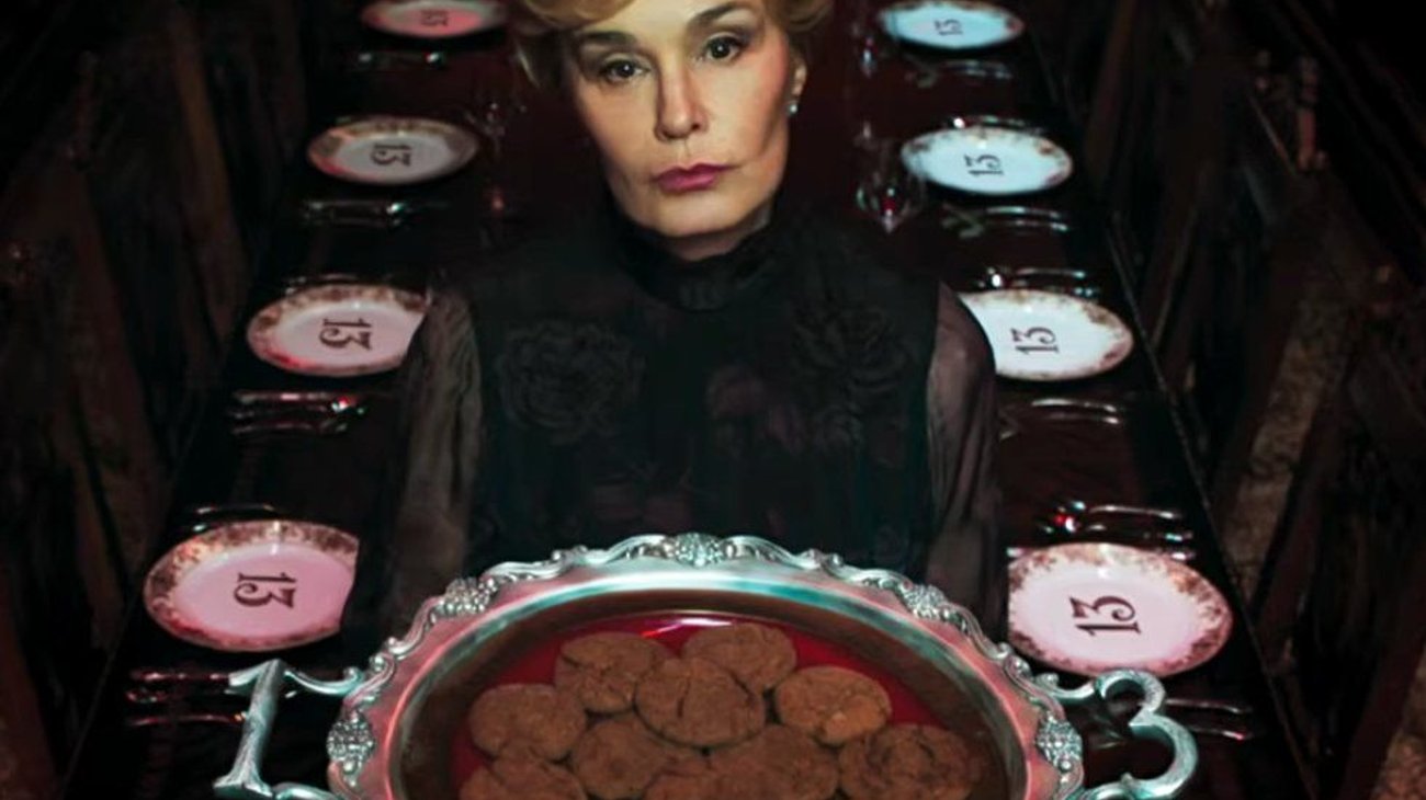 Tráiler de AHS 13 trae de vuelta a Jessica Lange y Rubber Man