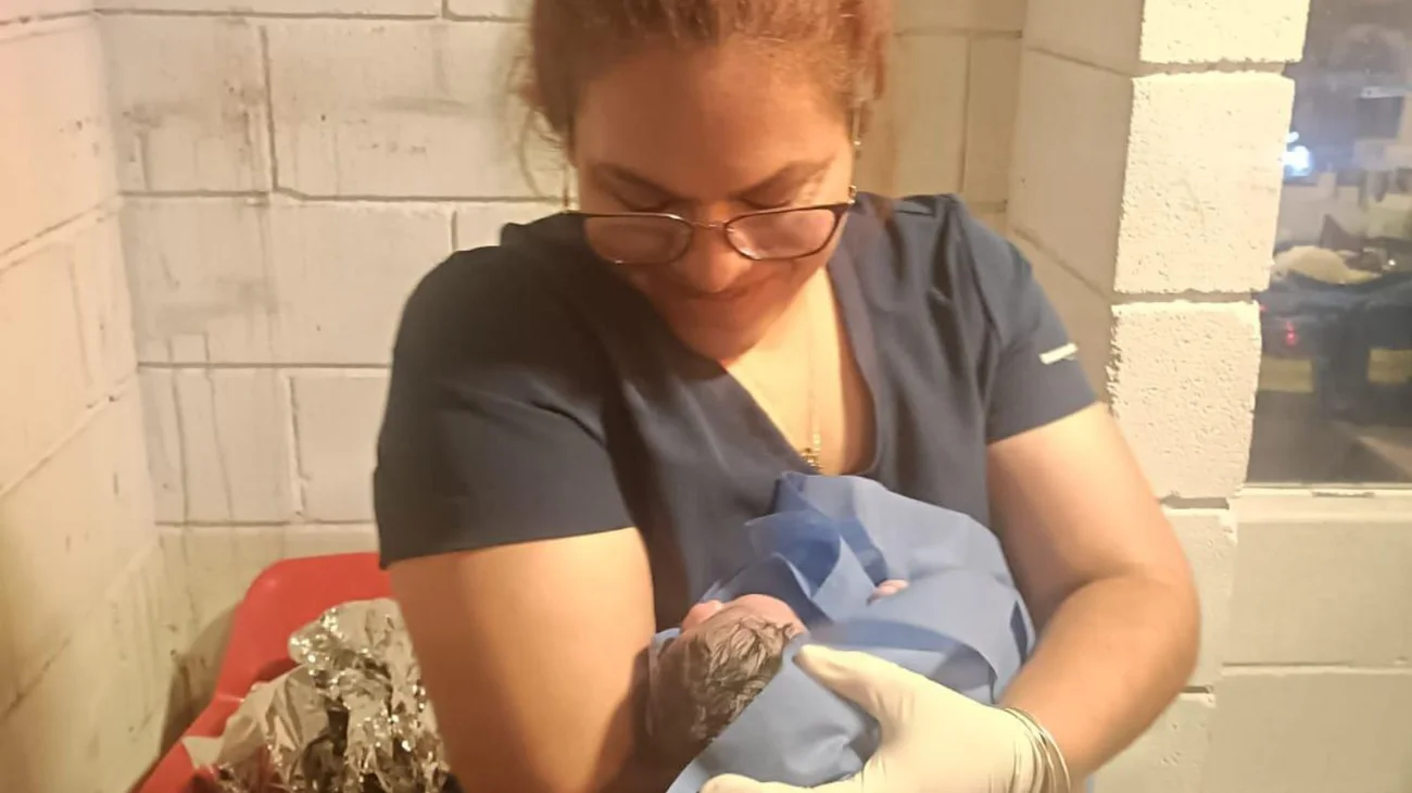 Auxilia Policía de Santa Catarina a mujer en labor de parto