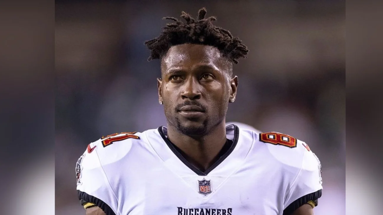 Antonio Brown, buscado por intento de asesinato, ha salido de EUA