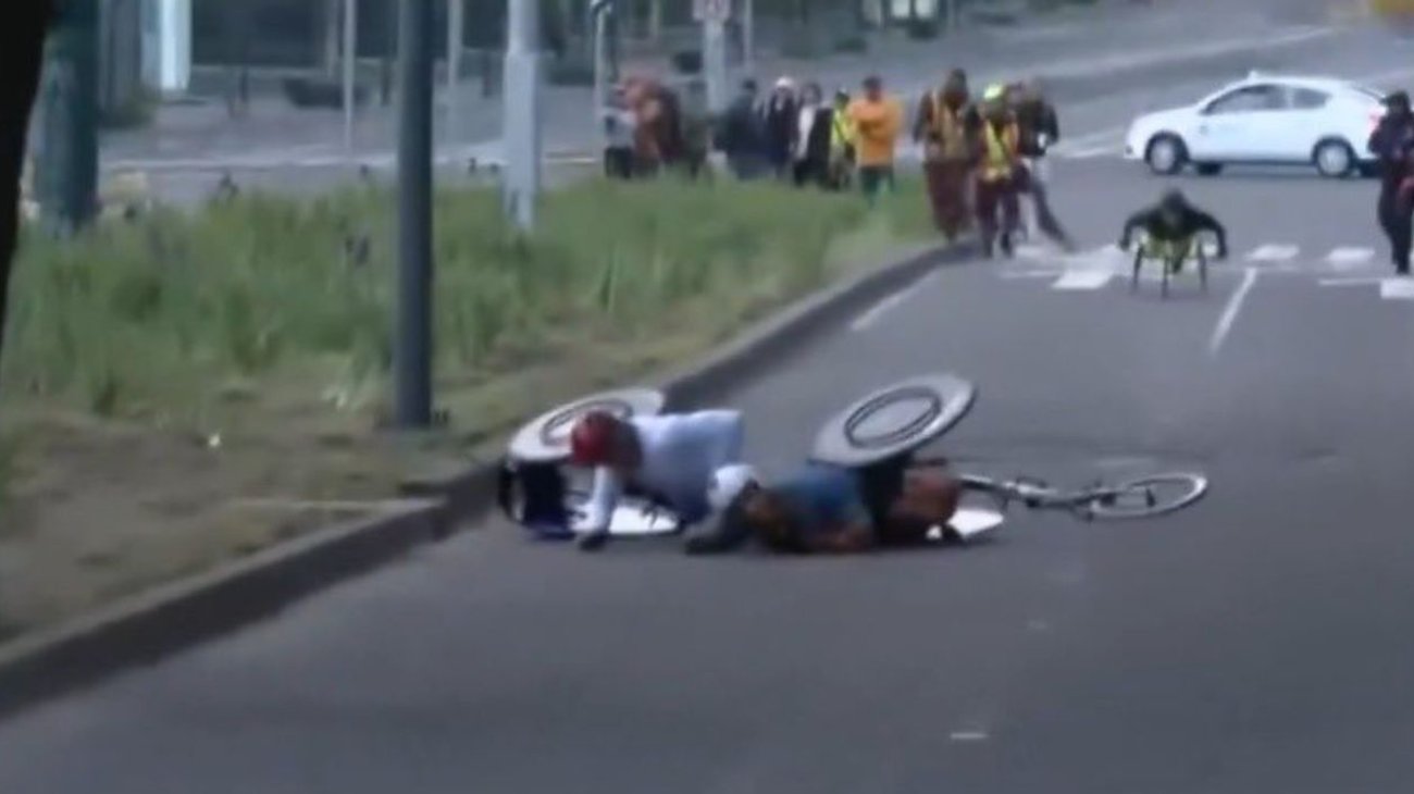 Arruinan baches carrera a competidores en silla de ruedas