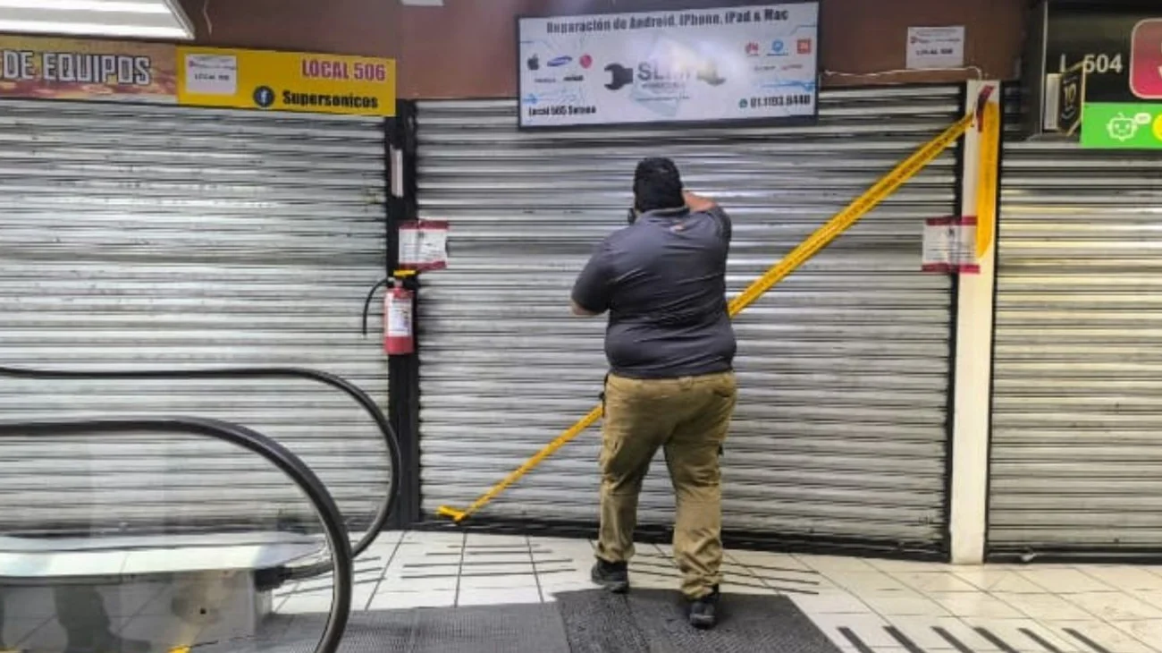 Catean local en la Plaza por investigación de robo de celular