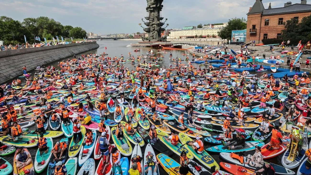 Asisten 3 mil moscovitas a festival de disfraces sobre remo