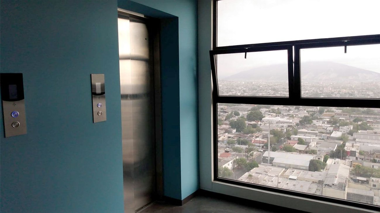Rescatan a personas atrapadas en elevador en Monterrey