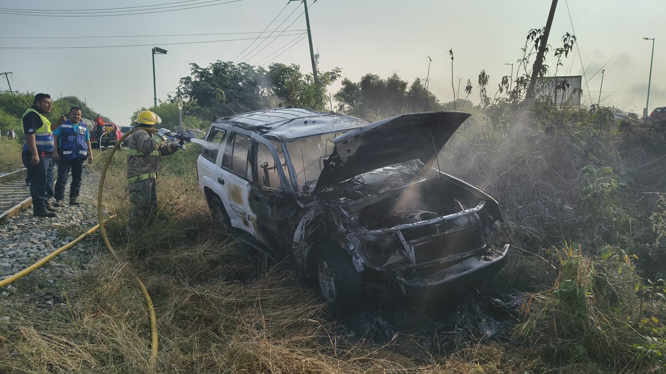 Camioneta es impactada por tren; termina lesionado conductor
