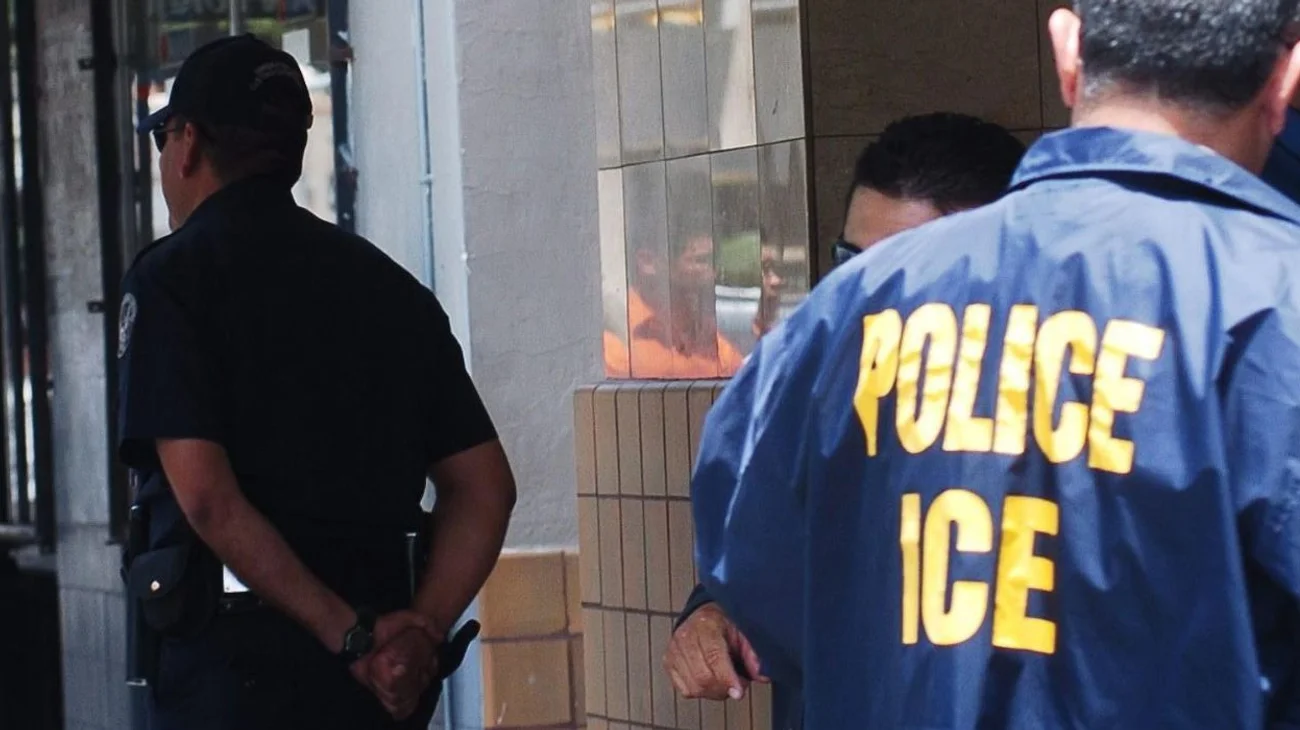 Autoridades del ICE detienen por error a un alguacil de EUA