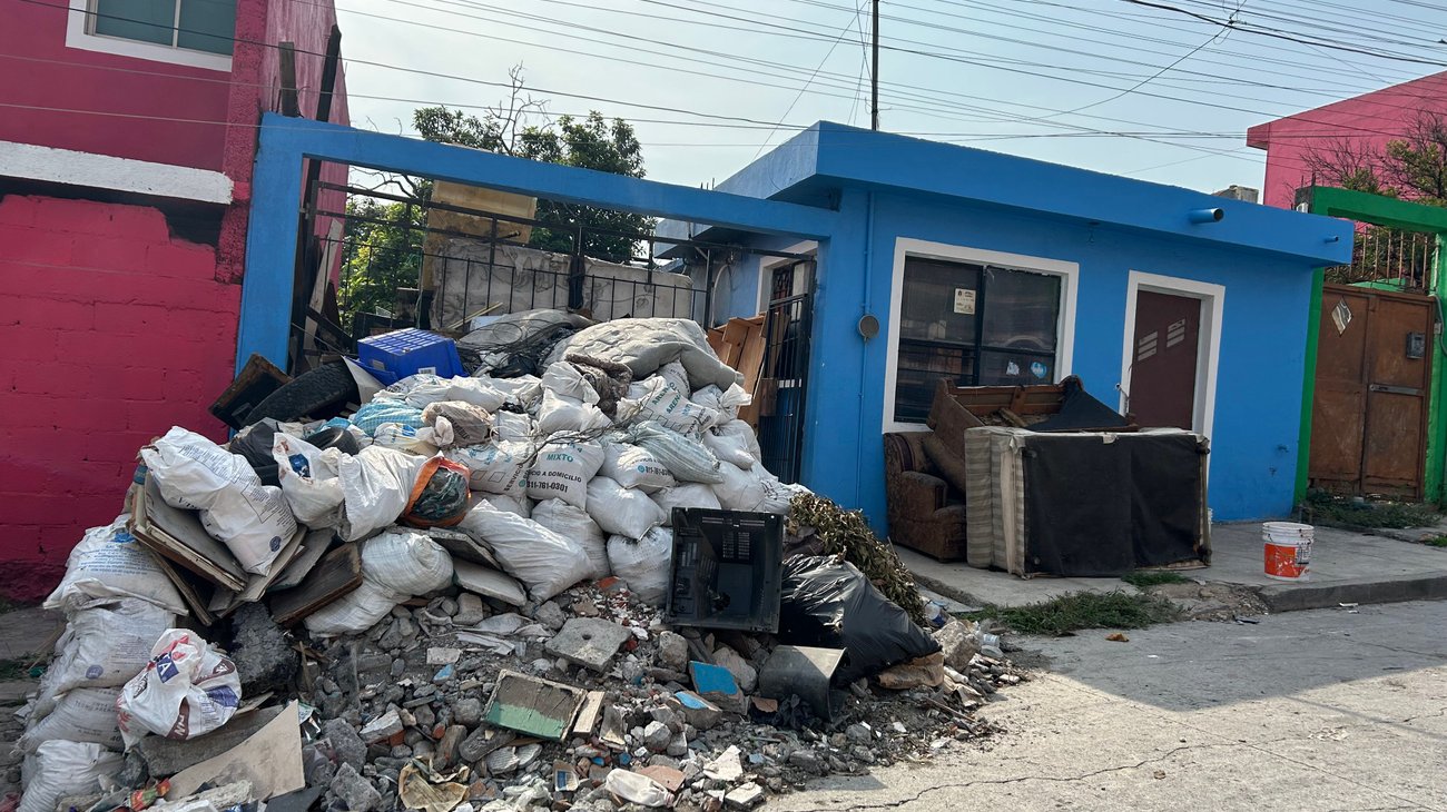 Vecino forma montaña de basura, en la Independencia