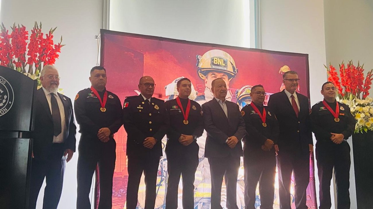 Reconocen trayectorias y actos heroicos de Bomberos Nuevo León
