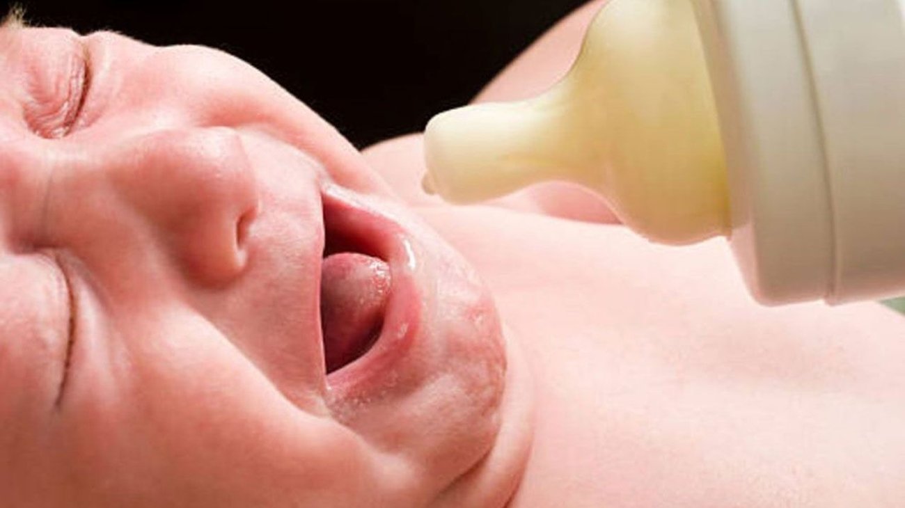 Mujer da biberón con alcohol a bebé para que deje de llorar