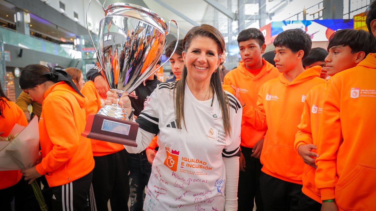 Recibe NL a niños campeones tras torneo de futbol en Madrid
