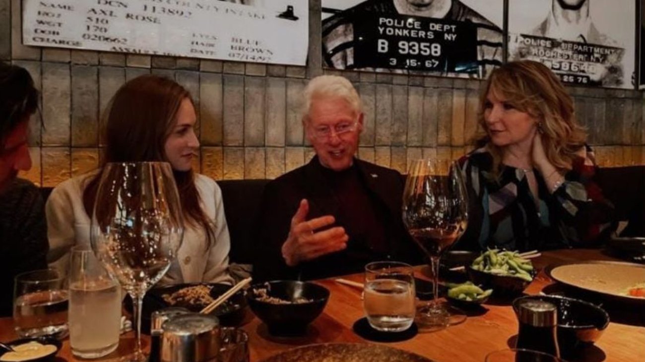 Captan a Bill Clinton cenando en restaurante de San Pedro