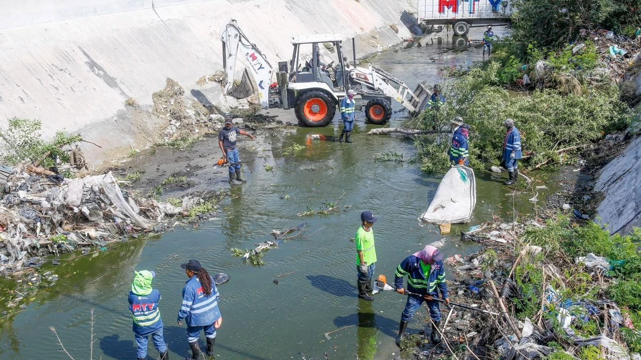 Retira Monterrey 1,800 toneladas de basura del canal Aztlán