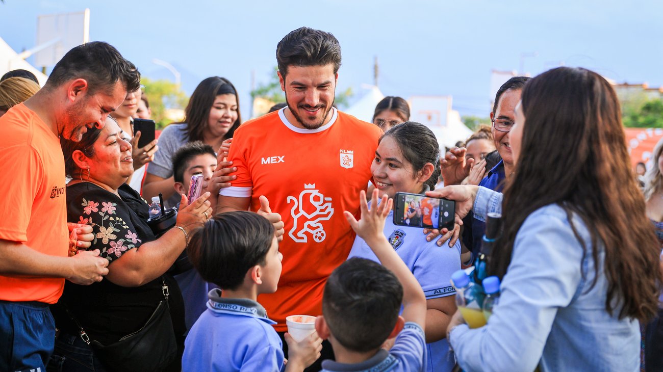 Entrega Samuel útiles en escuelas de tiempo completo