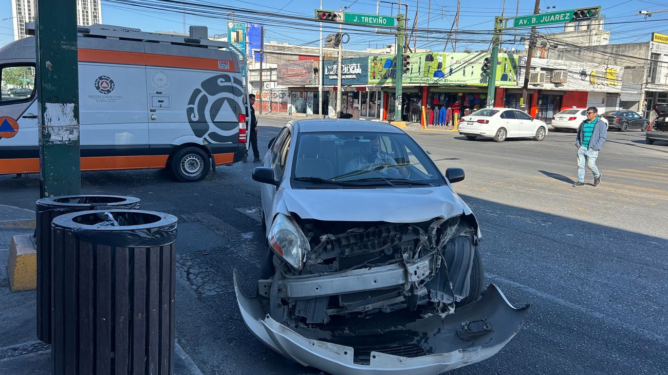 Exceso de velocidad provoca choque en el centro de Monterrey