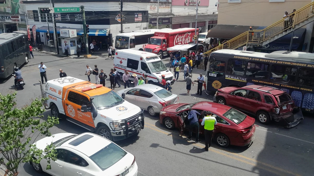 Choque múltiple deja tres lesionados frente al Mercado Juárez