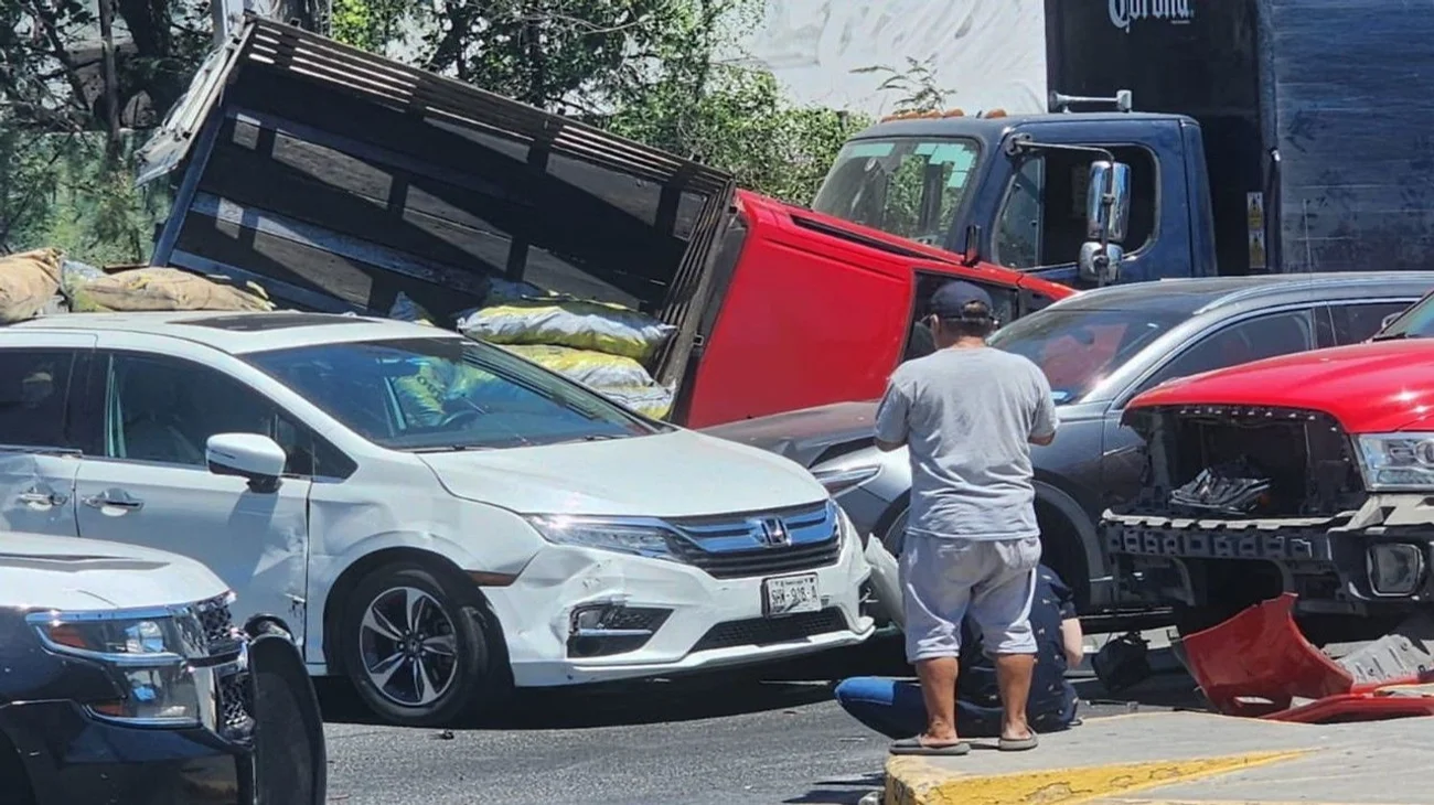 Camión se queda sin frenos y choca con 8 autos en San Pedro