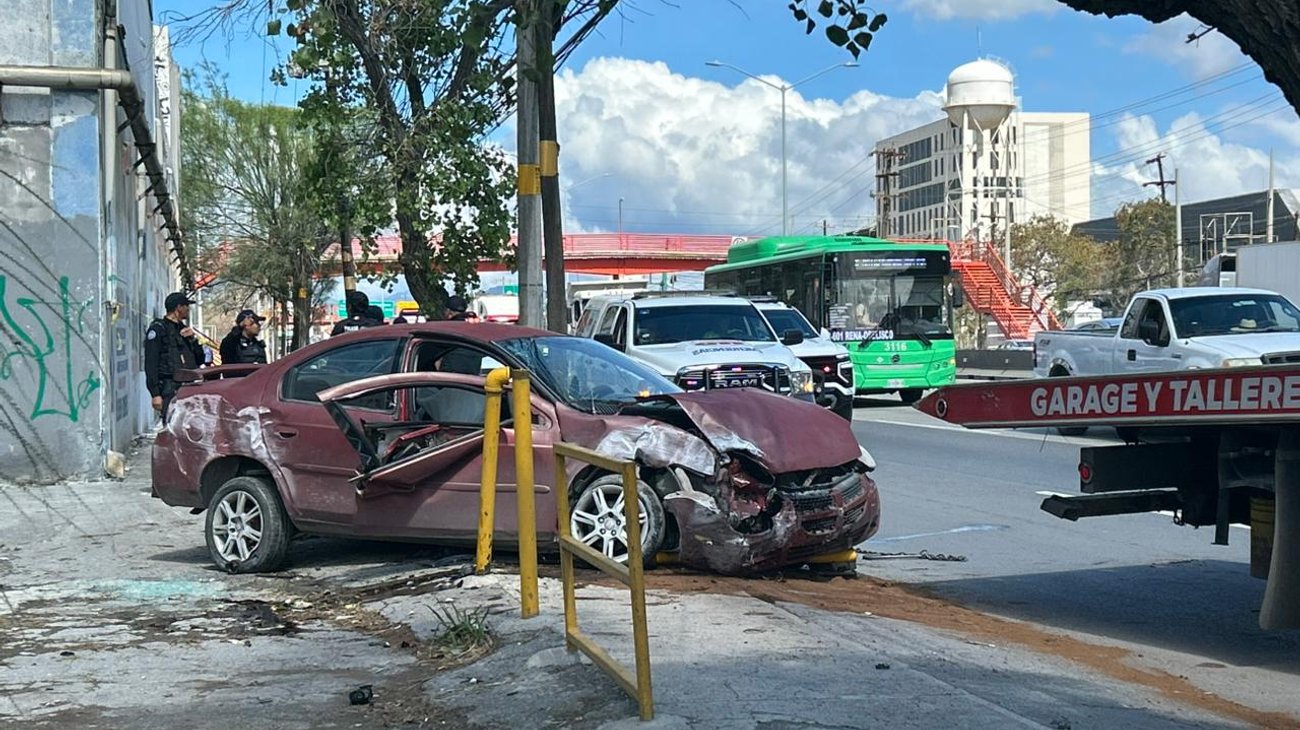 Conductor huye tras provocar choque contra una pareja