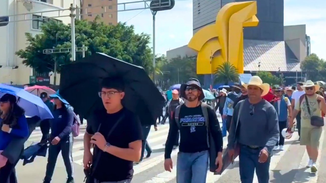 Maestros de CNTE bloquean Reforma tras 15 días de plantón