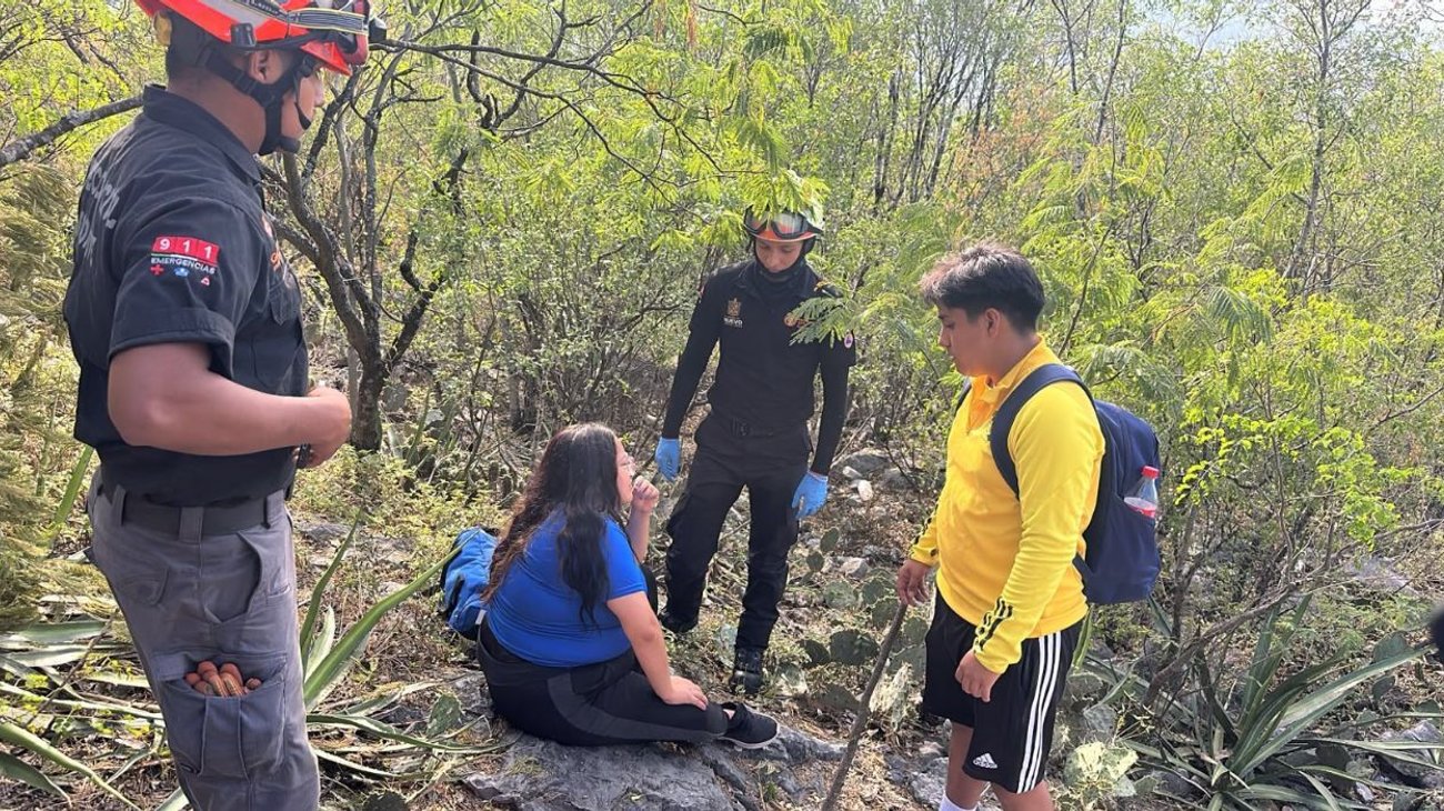 Atienden a senderista agotada en Cerro de la Silla