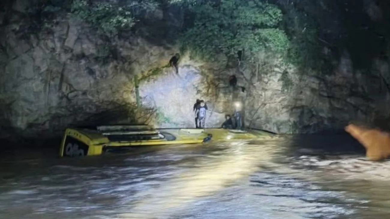 Mueren siete personas tras caída de autobús al río Tlapaneco