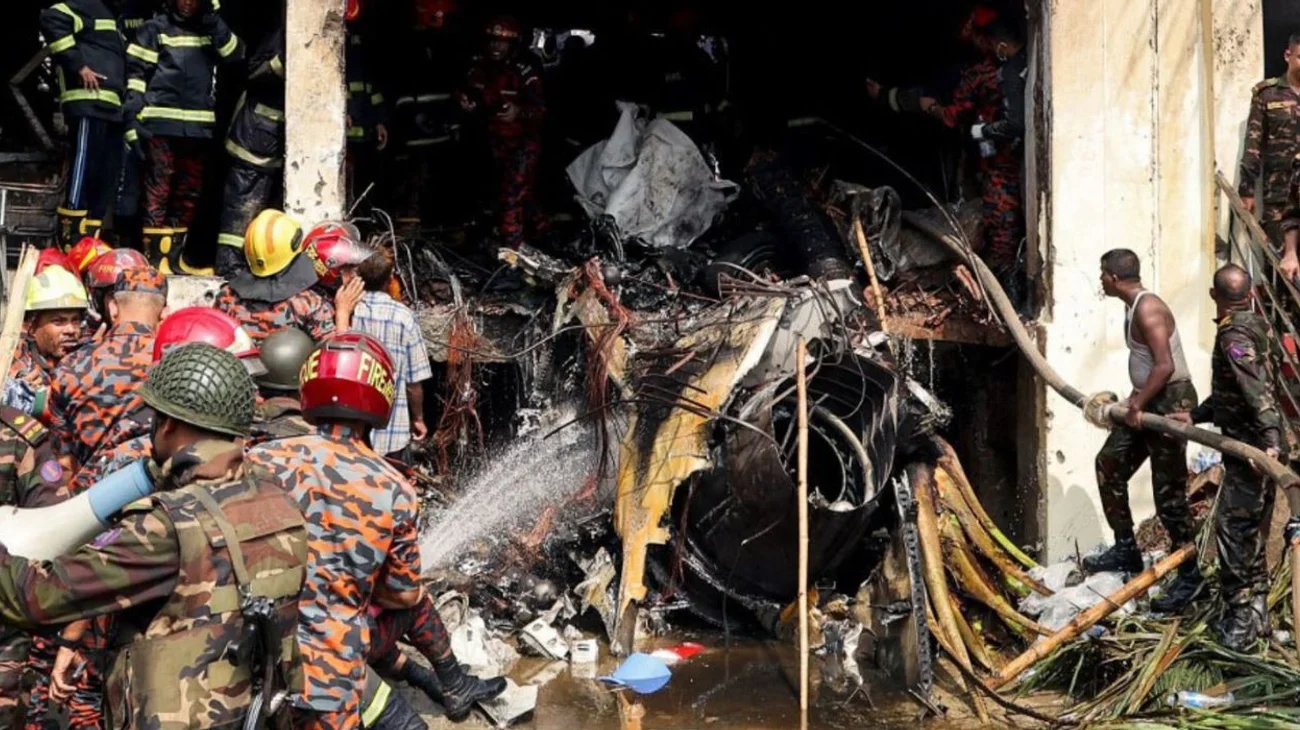 Cae avión en escuela de Bangladés; 19 muertos y 100 heridos
