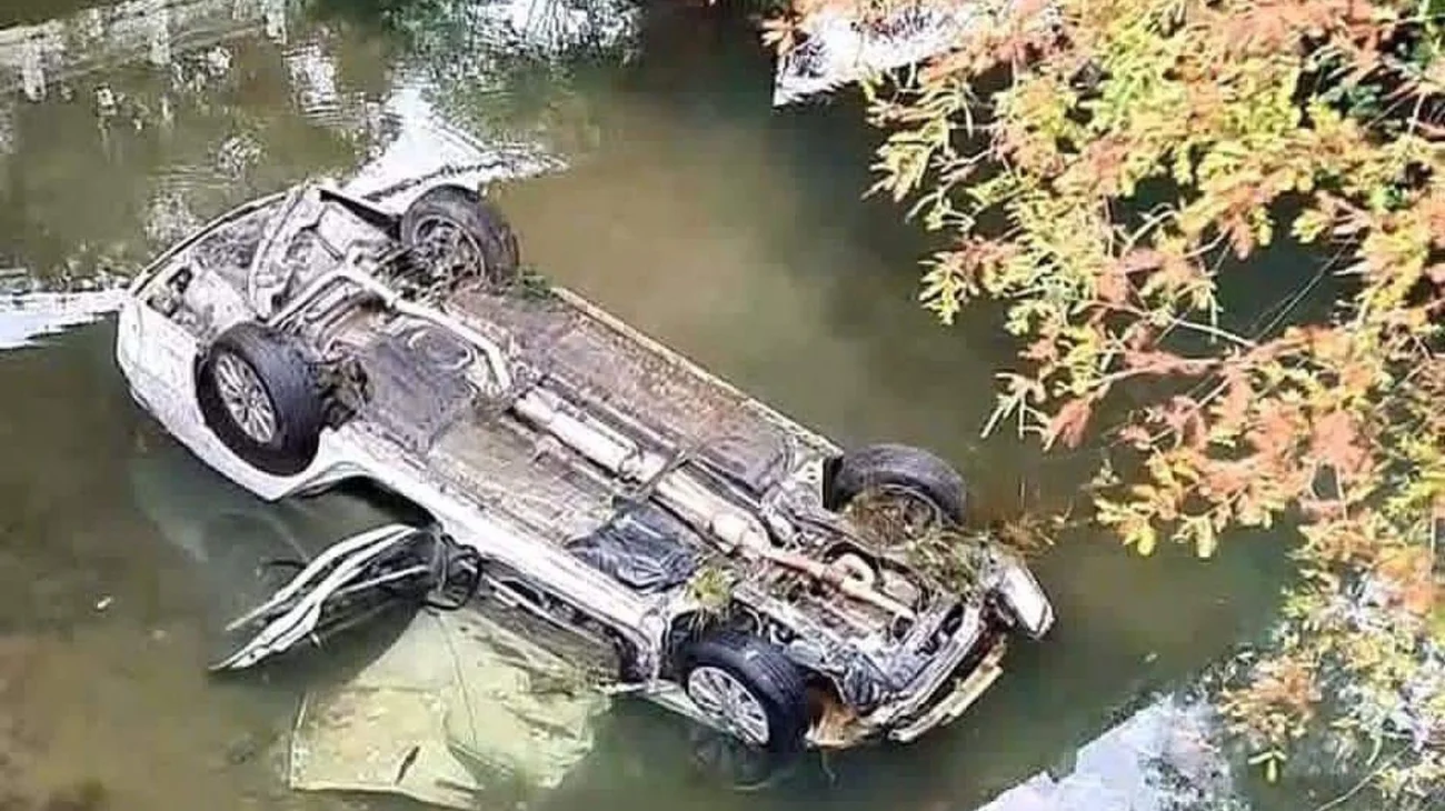 Auto cae en arroyo en Montemorelos; mujeres viven de milagro