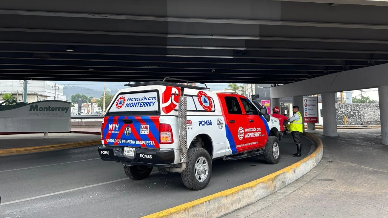 Cae parte de loza en paso elevado de Gonzalitos; vehículo dañado